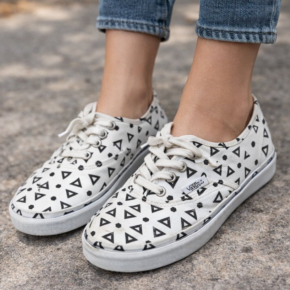 Vans Women’s Authentic Sneakers Black Triangle Print White Canvas Size 6.5